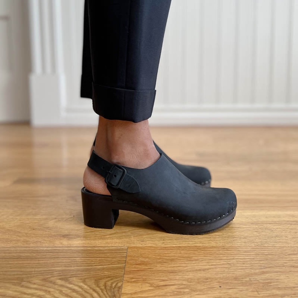 Bryr Daphne Monochrome, black clogs, size 6